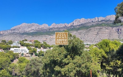 Beautiful Mediterranean villa with guest house and panoramic views.